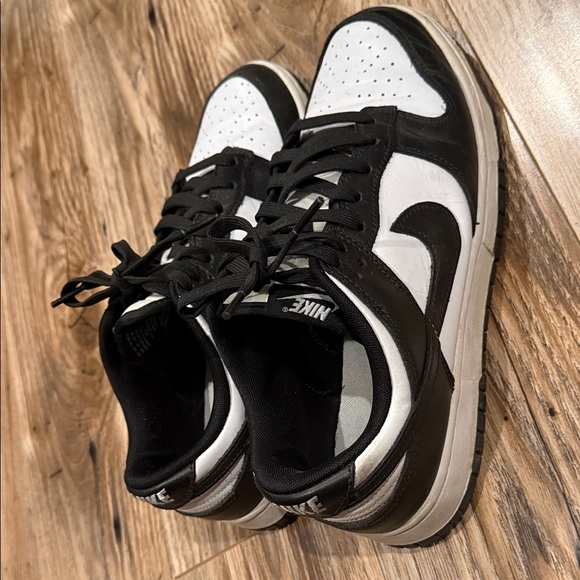 Nike Men's Black and White Low-Top Sneakers - Picture 4 of 5